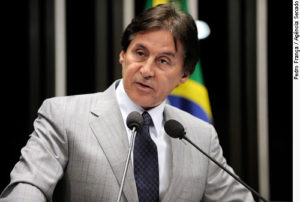 Em discurso na tribuna do Senado, senador Eunício Oliveira (PMDB-CE).